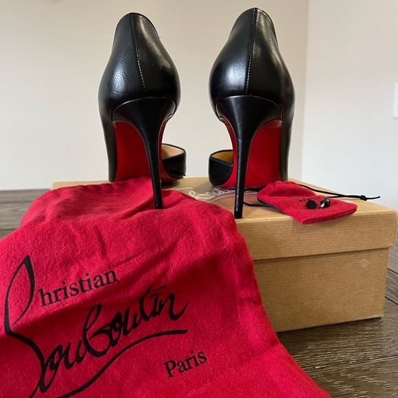 Description
•   Christian Louboutin Leather Pumps
•   Black
•   Pointed-Toes - Picture 7 of 10